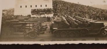 Preview: drei Fotos - Wehrmachtsparade  Fahnen Fahrzeuge SdKfz